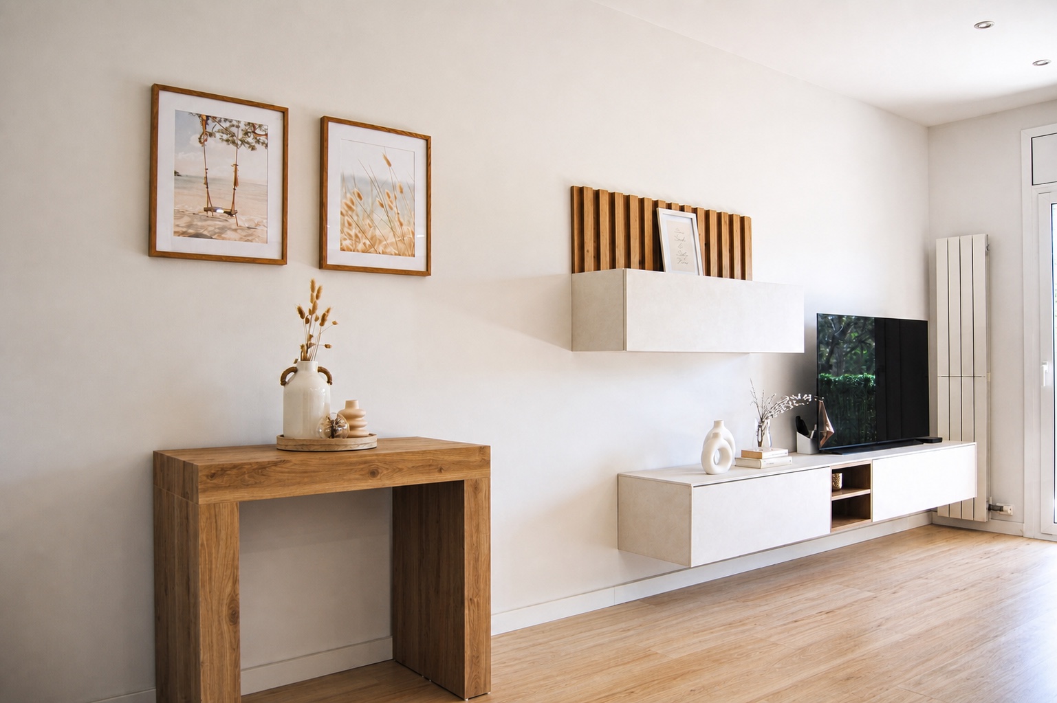 Salón con muebles blancos y detalles de madera