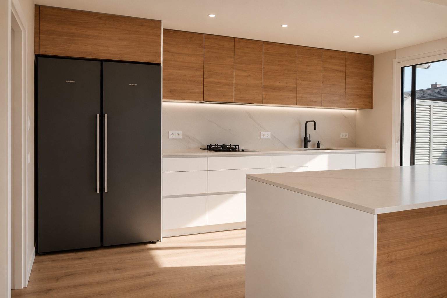 Cocina contemporánea de madera y piedra diseñada por NOVOGAR