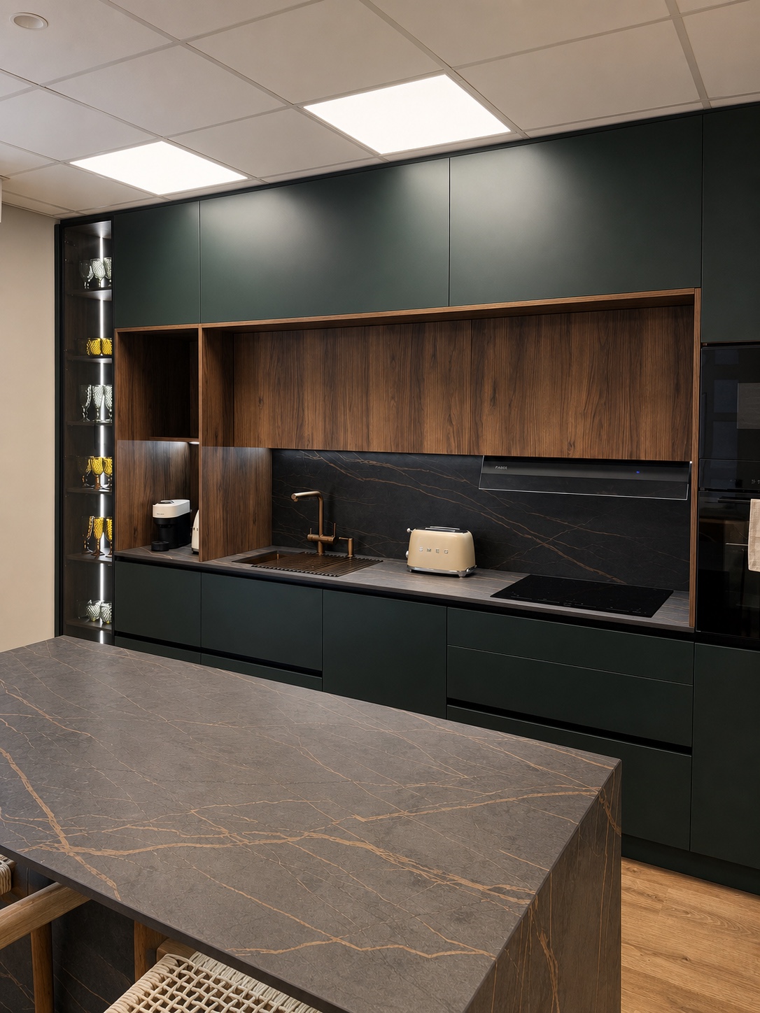 Cocina verde oscuro y madera en la exposición de NOVOGAR